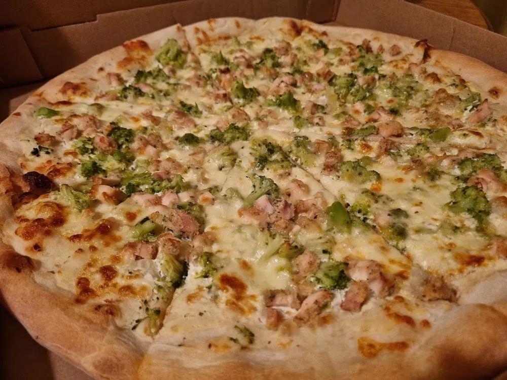 White Broccoli with Chicken Pizza